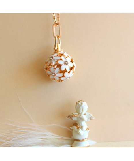 Pendentif Bola Fleurs blanches et doré