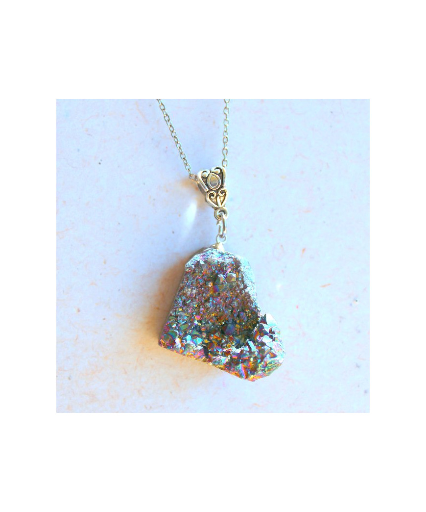 Pendentif en Quartz titane ou Titanium gris Arc en ciel